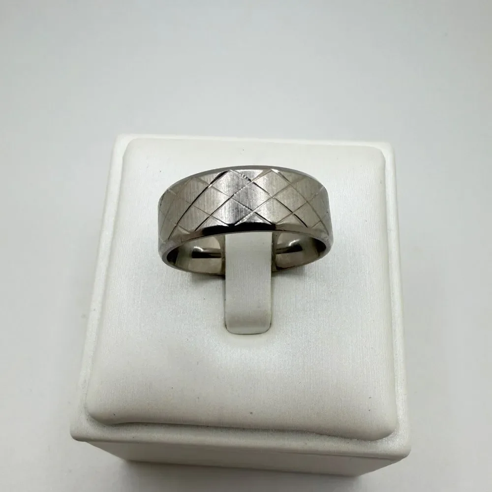 Size 9, Silver tone‎ metal with diamond criss-cross etching wedding band/ring!